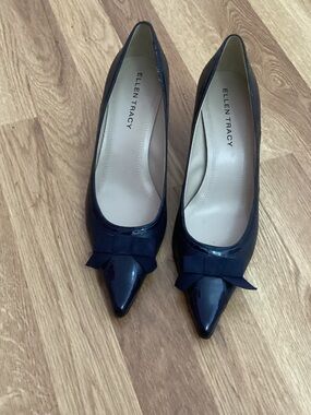 Ellen Tracy Eclipse Navy Patent Pointed Toe Kitten Heel Pumps with Bow, size 8.
